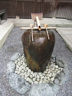 御饌殿の手水鉢