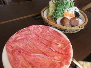 和牛霜降肉と野菜盛り